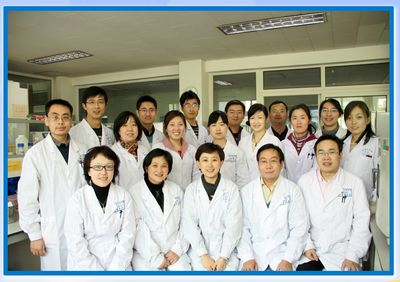 陈颖（前右三）带领的“物种鉴定与转基因安全研究团队”